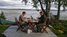 20110702180943  Muutama välipäivä vietettiin Jerisjärven rannalla. Menossa Surströmming kestit.