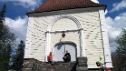 Tauko Haukiputaan kirkon rappusilla.