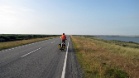 10km pitkä tuulinen suora meren rannalla.